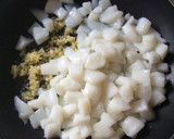 Foto del paso 2 de la receta: Chocos al ajillo con patatas confitadas 🦑