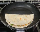 Foto langkah ke 8 dari resep Chicken Quesadilla.