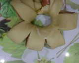 Hình bước làm 4 của món Bánh mì xúc xích hoa mai