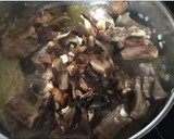 Foto del paso 5 de la receta: Cazuela de patatas, costillas y setas con su caldo