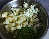 गोभी आलू मटर की सूखी सब्जी(gobhi aloo matar ki sukhi sabzi recipe in hindi) रेसिपी चरण 4 फोटो