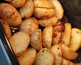 Sütőben sült fűszeres burgonya recept fázis 2 fotója