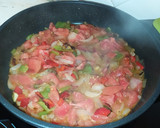 Foto del paso 2 de la receta: Arroz con anillas, langostinos y almejas
