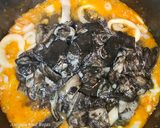 Foto del paso 6 de la receta: Estofado de calamar y sepia con su tinta