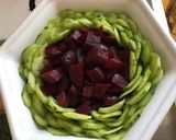 Une image de l'étape 4 de Salade fleur au concombre betteraves rouges et artichauts sauce citron.