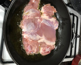 Foto del paso 2 de la receta: Muslo de pollo deshuesado en salsa de cebolla y alcachofas