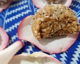 A picture of step 4 of Oats lemon poppy bliss balls.