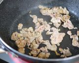 A picture of step 4 of Chinese Cabbage and Pork Stir-Fry with Miso and Mayonnaise.