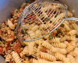 Pas rețetă Pasta cu Ton, Dovlecei si Rosioare 7 fotografie