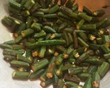 A picture of step 6 of Chatpata Masala Bhindi.