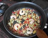 Foto del paso 2 de la receta: Paella de bacalao, calamares, mejillones y langostinos