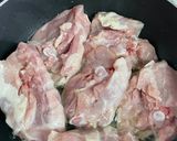 Foto del paso 2 de la receta: Pollo al ajillo (contramuslos y pechuga)