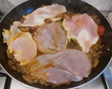 Foto del passaggio 2 della ricetta Pollo in umido, con funghi, pomodorini e curcuma