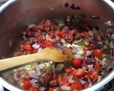 Une image de l'étape 6 de Moules à l'oignon rouge tomates coriandre et crème.