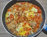 Foto langkah ke 4 dari resep 50.2024. Tumis Telor Ceplok Ayam & Tomat.