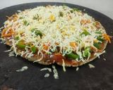 महाराष्ट्रीयन स्टाईल फ्युजन चिजी भाकरीझा (bhakri pizza recipe in marathi) रेसिपी स्टेप 8 फोटो 