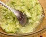 Klasszikus uborkasaláta recept fázis 5 fotója