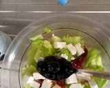 Foto del passaggio 2 della ricetta Insalata di fave crude con tonno, feta, cetriolo, ravanelli e olive nere
