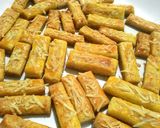 Foto langkah ke 7 dari resep Kastengel Renyah Tanpa Mixer Tanpa Oven.