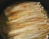 Foto langkah ke 3 dari resep Jamur Enoki Kuah Pedas.