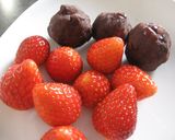 A picture of step 2 of Cheap if You Make Them Yourself! Ichigo Daifuku (Strawberry Mochi Dumplings).