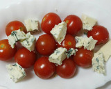 Foto del paso 2 de la receta: Ensalada de tomatitos cherry con queso roquefort