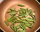 Foto del paso 4 de la receta: Revuelto de gambas al ajillo y trigueros frescos