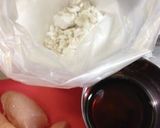 A picture of step 1 of Grated Daikon Radish and Stewed Chicken with Mentsuyu.