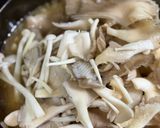 Gambar langkah 3 resipi Tumis Air Lada Hitam Cendawan Tiram dan Enoki.