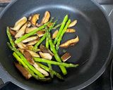 Foto del paso 1 de la receta: Spaguetti con shiitake y trigueros al curry, soja y vinagre de Jerez