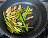 Foto del paso 1 de la receta: Spaguetti con shiitake y trigueros al curry, soja y vinagre de Jerez
