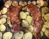 Foto del paso 4 de la receta: Secreto ibérico con miel al horno con patatas panaderas