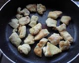 A picture of step 2 of Stir-Fried Chicken Breasts in Chili Sauce.