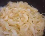 Foto del passaggio 1 della ricetta Spaghettoni con crema di cipolle e briciole di salsiccia croccante
