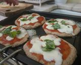 Foto del paso 6 de la receta: Pizzetas Margarita con masa integral