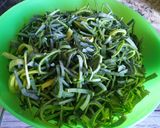 Foto del paso 1 de la receta Sopa de hojas de puerro (parte verde) con patata