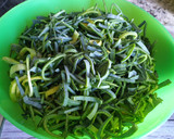 Foto del paso 1 de la receta: Sopa de hojas de puerro (parte verde) con patata