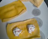 Une image de l'étape 2 de Ravioli chèvre et jambon de parme. Sauce crème de parmesan.