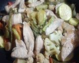 Foto del paso 2 de la receta: Pechuga de pollo con vegetales in wok
