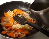 Foto langkah ke 6 dari resep Tumis champignon wortel dan zuchini.