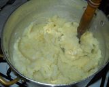 Foto del paso 3 de la receta: Bife a la chapa, huevo, puré de papa con espinaca