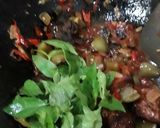 Foto langkah ke 5 dari resep Tumis tongkol asap dengaan Kemangi.