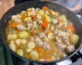 Une image de l'étape 24 de Poulet aux carottes, panais, petits pois et pommes de terre.
