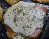 Foto del paso 4 de la receta: Milanesa a la napolitana con papas fritas y huevo