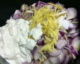 Hình bước làm 2 của món Chicken onion kadai