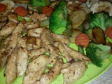 Csirkemellcsíkok grillezett vegyes zöldségkörettel