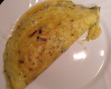 Foto del paso 3 de la receta: Tortilla francesa: Jamón con queso y cebolla