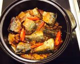 Hình bước làm 5 của món Cá nục kho khế và thịt ba chỉ