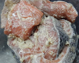 Foto del paso 1 de la receta: Salmón rosado a la manteca negra 🐟