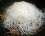 Foto langkah ke 4 dari resep Bihun Goreng Sederhana.